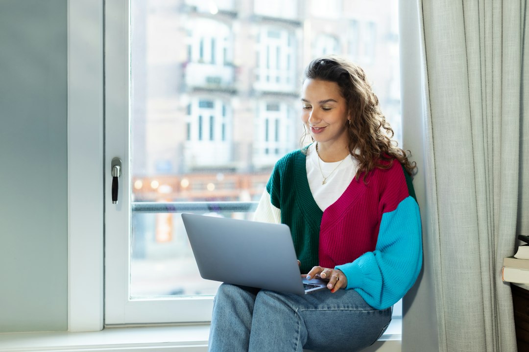 Freelance après les études : vos contrats avant la première facture